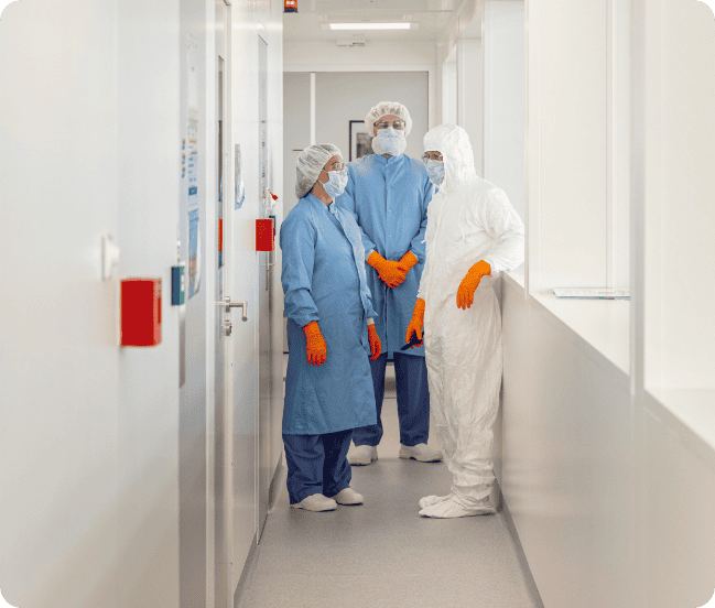 Cell-Easy’s experts in a collaborative discussion in the GMP facility – Cell Easy